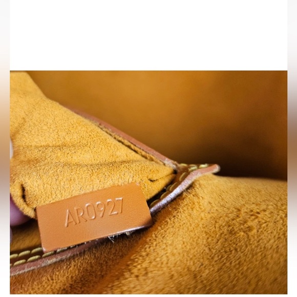 Louis Vuitton Epi Alma PM Duffle AR0927 with lock & key - Picture 9 of 10